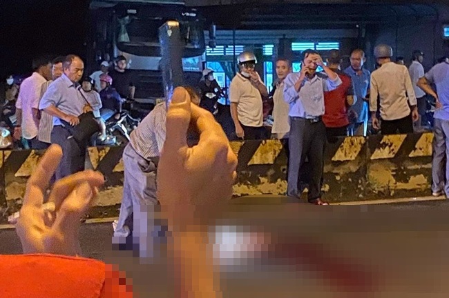 Người đàn ông qua đường bị ô tô tông văng lên nóc xe, tử vong tại chỗ