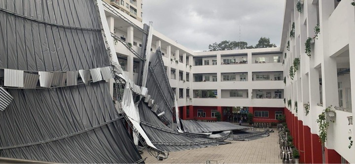 TP.HCM: Mái che trường đổ sập do gió lớn, học sinh được phen thót tim 