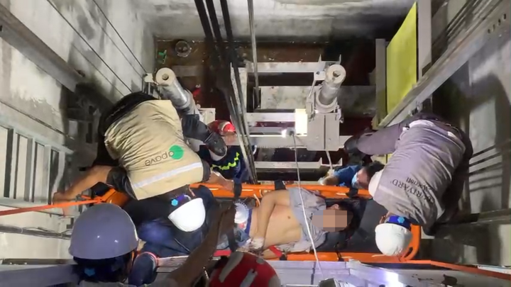 Nam công nhân rơi xuống hầm sâu gần 7m, gãy chân rồi mắc kẹt