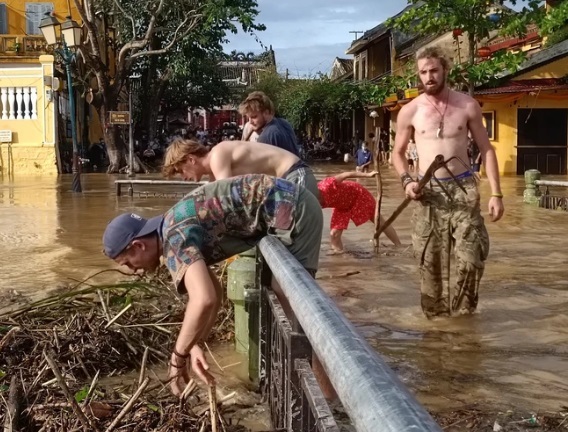 Khách nước ngoài dọn rác sau lũ ở Hội An: Muốn góp sức để thành phố xinh đẹp trở lại