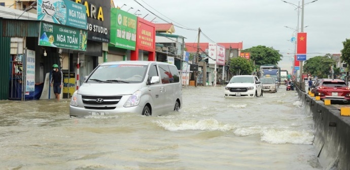 Quốc lộ 1 qua Nghệ An ngập hơn nửa mét, giao thông ách tắc 2 km