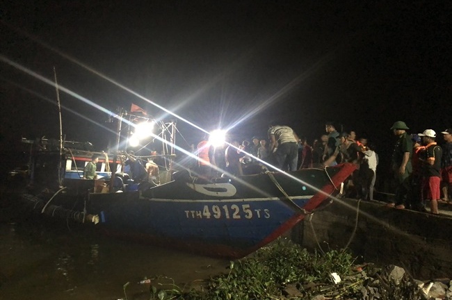 Tin thời sự mới nóng nhất 4/10: Cứu sống 9 ngư dân trôi dạt nhiều giờ trên biển