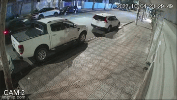 Truy tìm tài xế tông liên hoàn làm hư hỏng 4 xe ô tô, hai xe xếp chồng lên nhau 