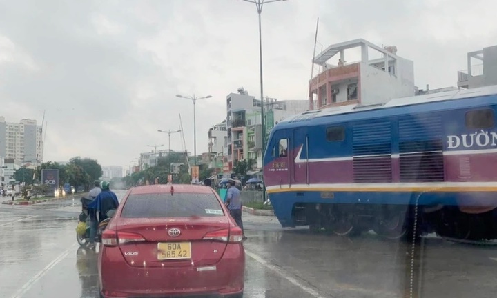 Tin thời sự mới nóng nhất 10/10: Nhân viên lý giải việc không đóng gác chắn khiến tàu dừng khẩn cấp