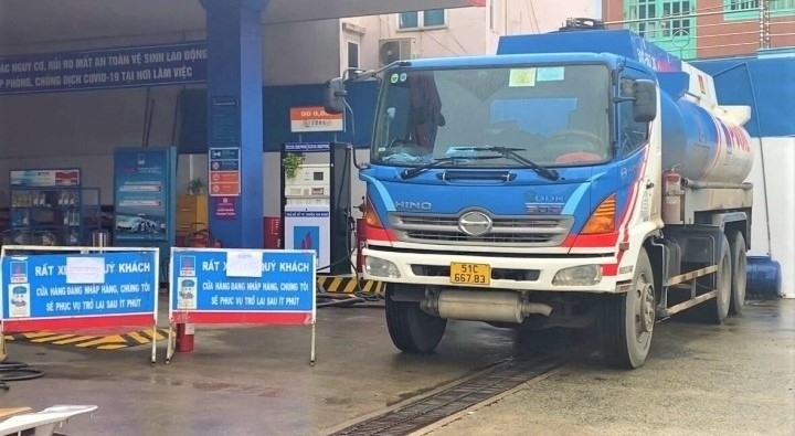 TP.HCM: Xe chở xăng được lưu thông giờ cao điểm 