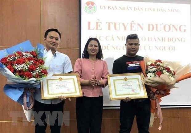 Khen thưởng 2 thanh niên dũng cảm cứu người nhảy sông ở Đắk Nông