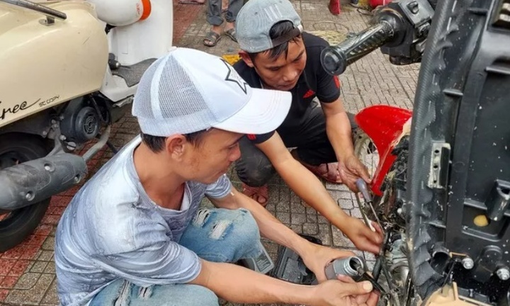 Tin thời sự mới nóng nhất 17/10: Nhóm thợ từ Quảng Nam ra Đà Nẵng sửa xe máy miễn phí cho dân vùng ngập