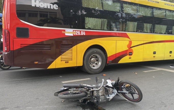 Nam sinh lớp 10 bị cuốn vào gầm ôtô khách