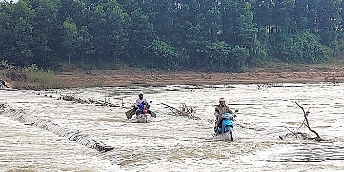 Nước lũ ngập cầu tràn bắc qua sông, học sinh vẫn liều mình đến trường