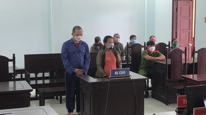 Vụ bạo hành bé gái 7 tuổi bằng ống nhựa, kìm: Cha dượng cùng mẹ ruột lĩnh án