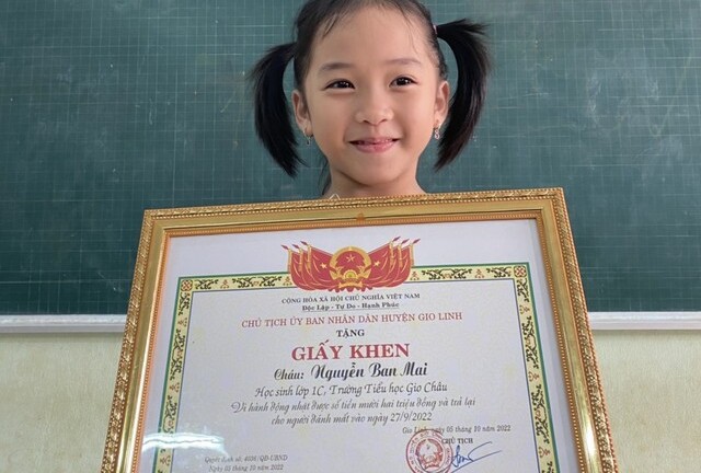 Học sinh lớp 1 nhặt được 12 triệu đồng, tìm trả người đánh rơi