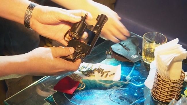 Vụ mang súng và 25 viên đạn vào quán bar: Đối tượng khai mua vì đam mê