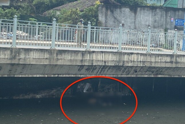 TP.HCM: Tá hỏa phát hiện thi thể nam giới nổi trên kênh 