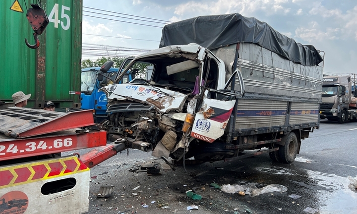 Tin tức tai nạn giao thông mới ngày 11/11: Xe tải bể nát sau cú húc đuôi xe ben, tài xế nhập viện