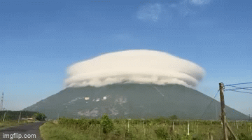 Tin thời sự mới nóng nhất 25/11: Mây thấu kính lạ mắt vây quanh đỉnh núi Bà Đen