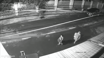 Bắt khẩn cấp thanh niên 26 tuổi kề dao vào cổ người đi đường cướp tài sản