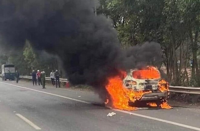 Ô tô đang chạy bất ngờ bốc cháy trơ khung, tài xế may mắn thoát nạn