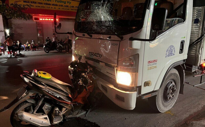 Sau cú tông trực diện, xe máy dính chặt vào đầu xe tải khiến 2 người thương vong