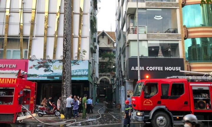 TP.HCM: Giải cứu cụ bà 80 tuổi bị liệt nửa người ra khỏi ngôi nhà cháy