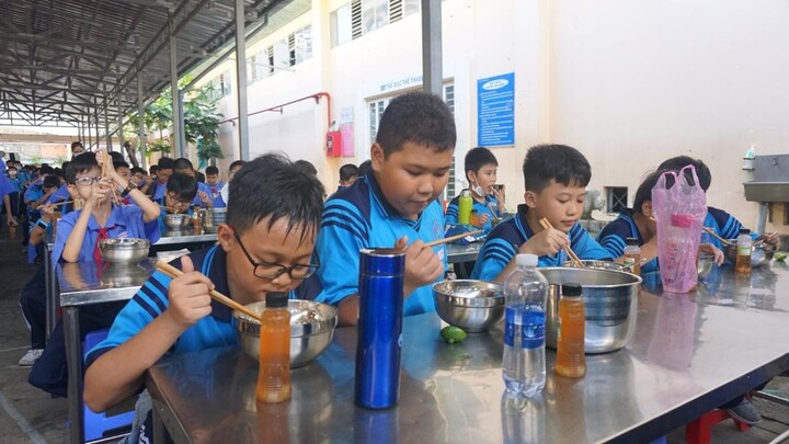 Tin thời sự mới nóng nhất 11/12: TP.HCM nghiêm cấm trường học nhận hoa hồng từ bữa ăn bán trú