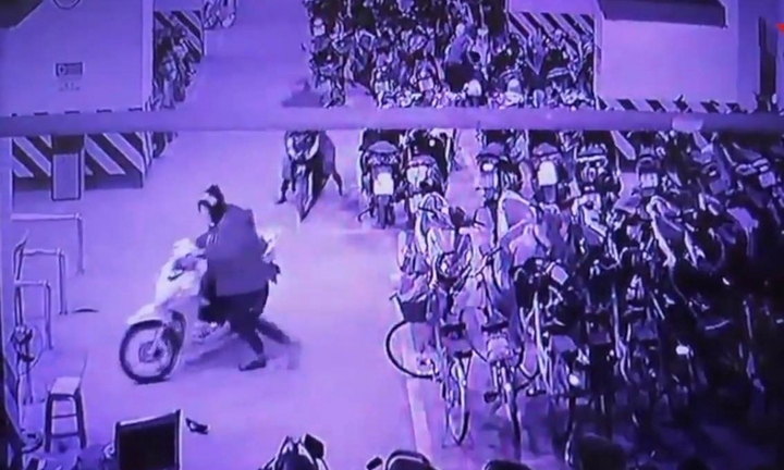 Lợi dụng bảo vệ chung cư ngủ say, nhóm bịt mặt chuyên trộm xe Honda Vision