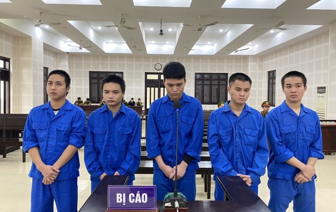 Bạn gái bị khách nhậu hôn vào tay, nam thanh niên rủ bạn đánh hội đồng