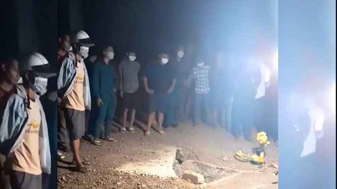 Nhóm người đánh bida tá hỏa phát hiện thi thể đang phân hủy dưới cống thoát nước