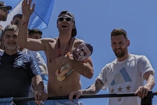 Thủ môn Argentina ôm búp bê chế nhạo Mbappe, phản ứng của Messi gây chú ý