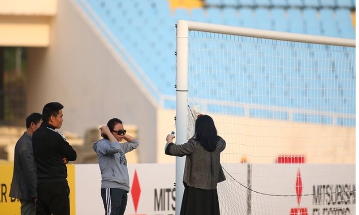 Khung thành sân Mỹ Đình được kiểm tra kỹ trước trận Việt Nam-Malaysia