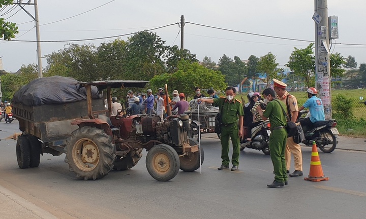 Tin tức tai nạn giao thông mới ngày 25/12: Người đàn ông thiệt mạng khi va chạm xe máy cày ở TP.HCM