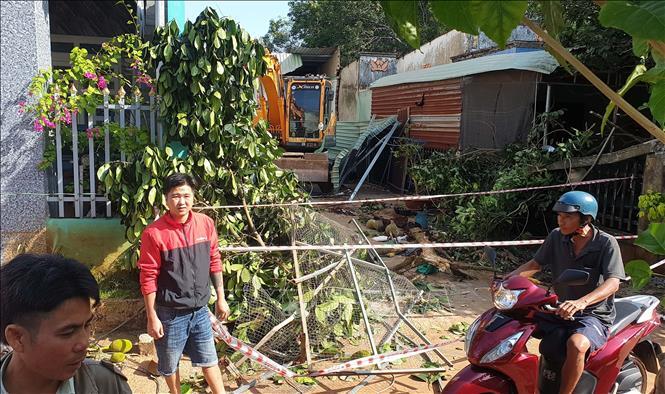 Vụ nam thanh niên dùng xe cuốc phá sập 2 nhà dân: Nghi mâu thuẫn do làm ăn