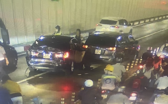 Ba xe ôtô tông liên hoàn trong hầm Thủ Thiêm khiến hàng ngàn xe 