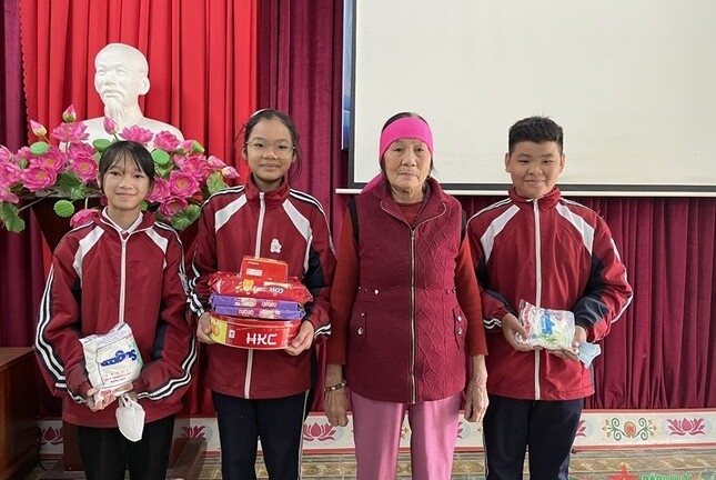 Ba học sinh dũng cảm cứu cụ bà 83 tuổi bị đuối nước 