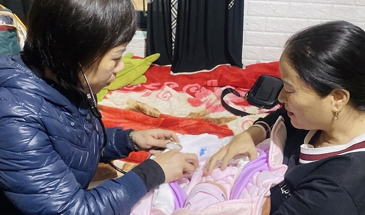 Bé gái sơ sinh bị bỏ rơi trong túi xách trước cổng nhà dân ở Hà Tĩnh