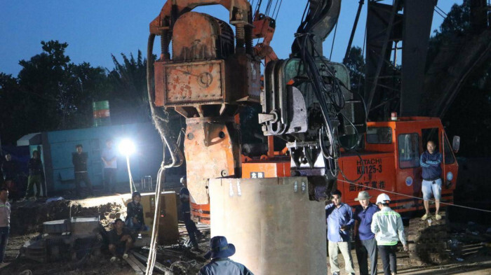 Vụ bé trai rơi xuống trụ bê tông sâu 35m: Địa chất, địa hình khiến cứu hộ gặp khó