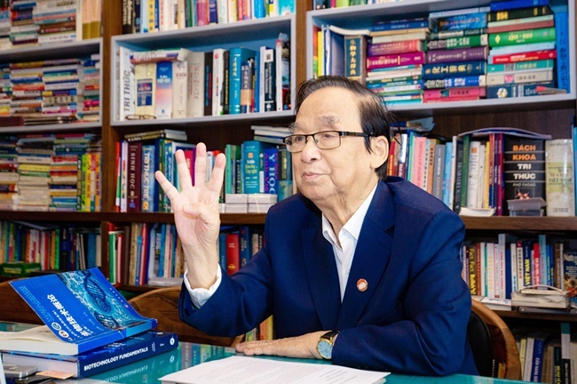 GS.TS.NGND.Nguyễn Lân Dũng: 