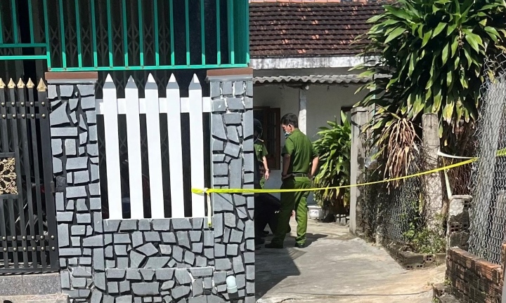 Con gái phát hiện bố chết trong tư thế treo cổ, mẹ nằm trong tủ quần áo