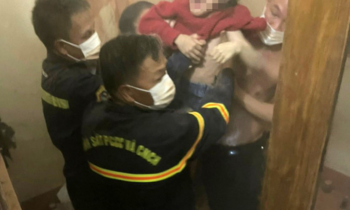 Tin thời sự mới nóng nhất 14/1: Nghẹt thở cuộc giải cứu cháu bé kẹt giữa 2 bức tường nhà