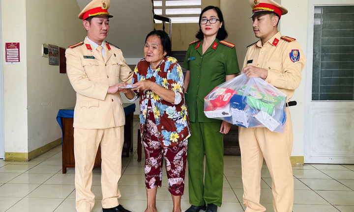 CSGT Quảng Ngãi giúp đỡ 3 bà cháu hết tiền, bị nhà xe bỏ lại giữa đường