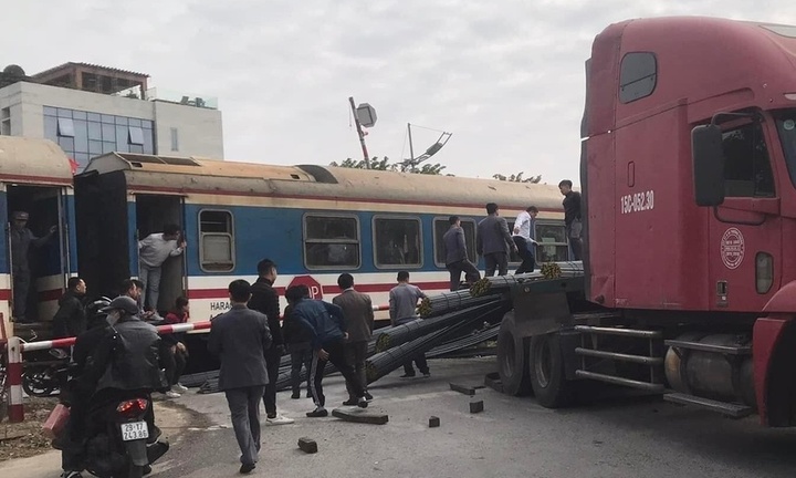 Tàu Bắc - Nam va chạm với xe đầu kéo: Đầu máy tàu hư hỏng nặng, hành khách vẫn an toàn