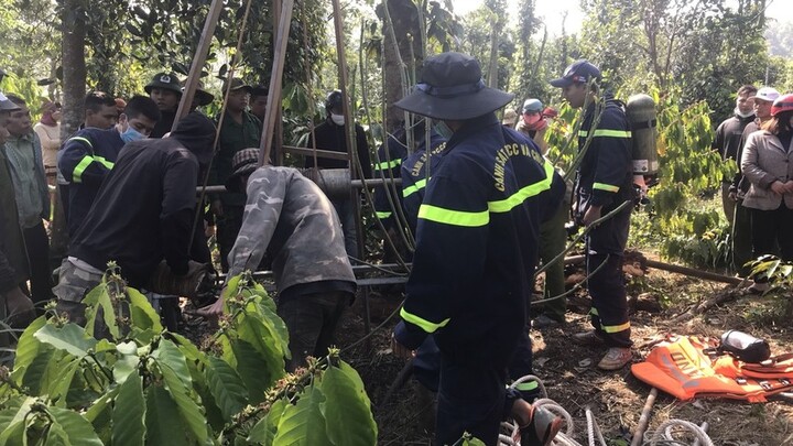 Cháu bé rơi xuống giếng sâu 12m trong rẫy, tử vong thương tâm  