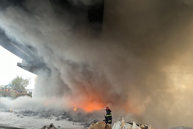 Hà Nội: Cháy bãi phế liệu 100m2 dưới gầm cầu Thăng Long, khói đen bốc lên ngùn ngụt