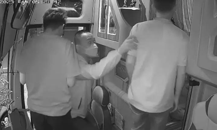 Tài xế tố bị đánh vì không dừng xe trên cao tốc cho nữ hành khách đi vệ sinh 