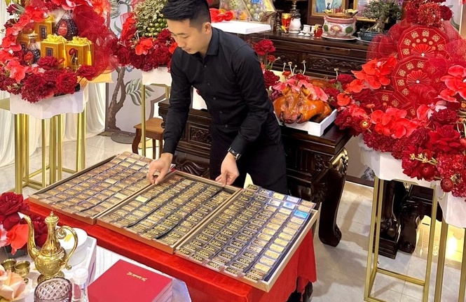 Cô dâu chú rể nhận 230 cây vàng, 30 mảnh đất và 2 căn nhà trong đám cưới 