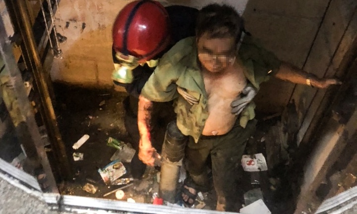 Mở cửa hầm thang máy để tìm ví, người đàn ông bị kẹt tay 