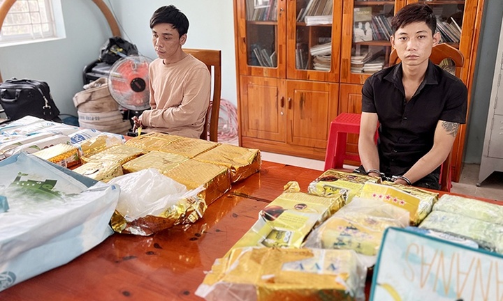 Hai đối tượng vứt hơn 18kg ma tuý xuống đường, khai gì tại cơ quan công an?