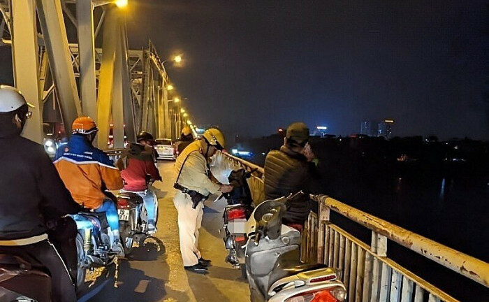 Tin thời sự mới nóng nhất 6/3: Tin mới nhất vụ nam thanh niên bỏ xe máy rồi nhảy cầu Chương Dương tự tử