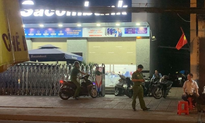 Vụ cướp chi nhánh Sacombank ở TP.HCM: Bắt giữ 2 nghi phạm, thu khẩu súng giả