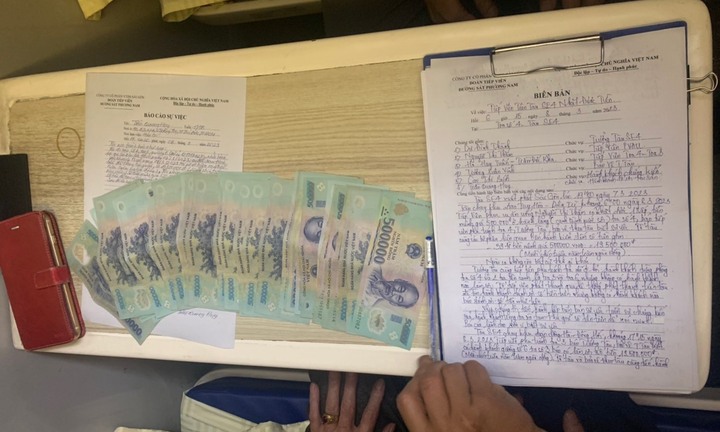 Nữ nhân viên tàu trả lại gần 20 triệu đồng cho khách đánh rơi 