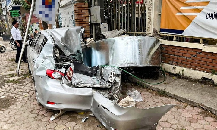 Hiện trường vụ xe Toyota bị cuộn thép nặng hàng chục tấn đè bẹp
